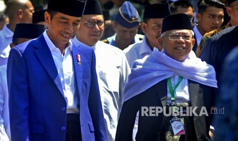 Joko Widodo (left) and KH Ma'ruf Amin (right)