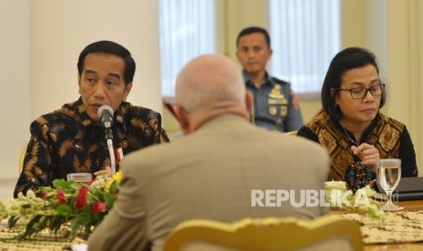 President Joko Widodo (left) accompanied by Finance Minister Sri Mulyani receive Asian Infrastructure Investment Bank (AIIB) delegations at Bogor Palace, West Java, Monday (March 12). 