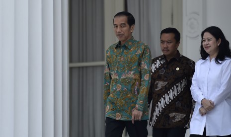 Presiden Joko Widodo (kiri) berjalan bersama saat akan melepas Kontingen Indonesia menuju Olimpiade Rio de Janeiro di halaman Istana Merdeka, Jakarta, Rabu (22/6). 