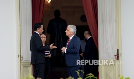 President Joko Widodo (left) accompanied by Minister of Foreign Affairs Retno Marsudi (two from the left) was talking to the Ambassador Extraordinary and Plenipotentiary of the Republic of Turkey to Indonesia HE Mehmet Kadri Sander Gorbuz at Merdeka Palace, Jakarta, Tuesday (10/4).