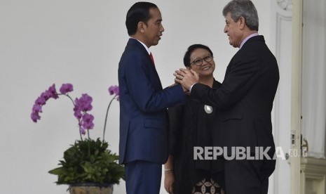 Presiden Joko Widodo (kiri) didampingi Menteri Luar Negeri Retno Marsudi (tengah) menerima Duta Besar LBBP Palestina untuk Indonesia Zuhair Al-Shun (kanan) di beranda Istana Merdeka, Jakarta, Rabu (17/1).