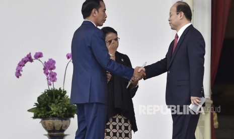 President Joko Widodo (left) accompanied by Foreign Affairs Minister Retno Marsudi (center) welcomes Chinese Ambassador to Indonesia Xiao Qian (right) at the veranda of Merdeka Palace, Jakarta, Wednesday (Jan 17).