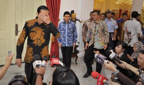 Presiden Joko Widodo (kiri) didampingi Menteri PAN-RB Yuddy Chrisnandi (kedua kiri) menjawab pertanyaan wartawan mengenai pencatutan nama Presiden oleh politisi DPR di Jakarta, Rabu (18/11). 