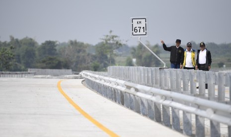 Presiden Joko Widodo (kiri) didampingi Menteri PUPR Basuki Hadimuljono (tengah) dan Seskab Pramono Anung (kanan) meninjau ruas jalan Trans Jawa di Interchange Bandar kilometer 671, Jombang, Jawa Timur, Kamis (20/12/2018). Peresmian tujuh ruas jalan tol Trans Jawa oleh Presiden Joko Widodo menandai terhubungnya Tol Merak hingga Surabaya. 