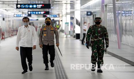 Presiden Joko Widodo (kiri) didampingi Panglima TNI Marsekal TNI Hadi Tjahjanto (kanan) dan Kapolri Jenderal Pol Idham Aziz meninjau kesiapan penerapan prosedur standar new normal di Stasiun MRT Bundaraan HI, Jakarta, Selasa (26/5). 