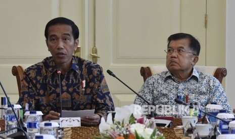 Presiden Joko Widodo (kiri) didampingi Wakil Presiden Jusuf Kalla (kanan)