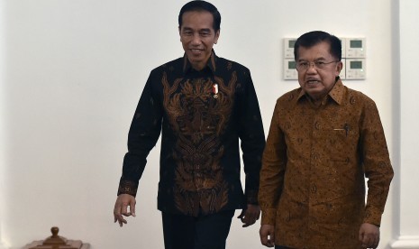 Presiden Joko Widodo (kiri) didampingi Wakil Presiden Jusuf Kalla (kanan).