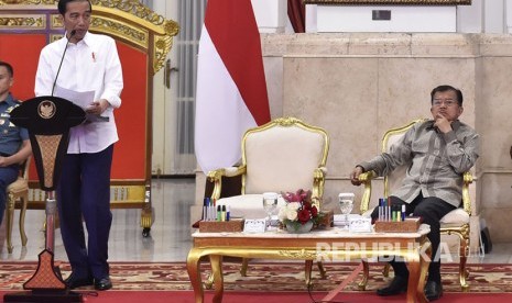 Presiden Joko Widodo (kiri) didampingi Wakil Presiden Jusuf Kalla memimpin Sidang Kabinet Paripurna tentang RAPBN 2018 di Istana Negara, Jakarta, Senin (24/7).