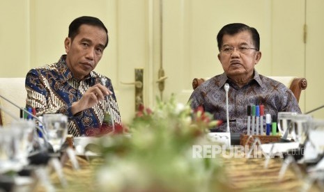 Presiden Joko Widodo (kiri) didampingi Wakil Presiden Jusuf Kalla (kanan) 