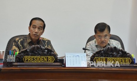 Presiden Joko Widodo (kiri) didampingi Wakil Presiden Jusuf Kalla (kanan).