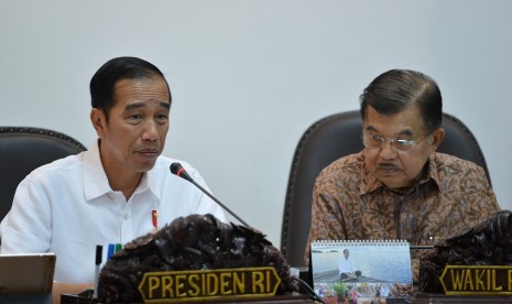 Presiden Joko Widodo (kiri) didampingi Wakil Presiden Jusuf Kalla memimpin rapat terbatas di Kantor Presiden, Jakarta, Jumat (20/7).