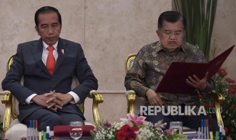 President Joko Widodo (left) accompanied by Vice President Jusuf Kalla chairs  plenary cabinet meeting on the 2019 national program and activities, in Jakarta, Monday (Jan 7). 