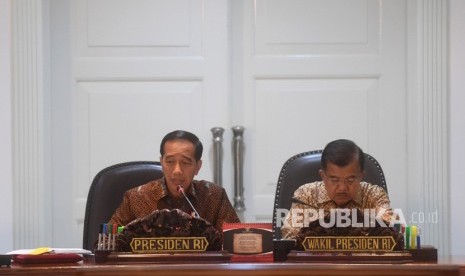 Presiden Joko Widodo (kiri) didampingi Wakil Presiden Jusuf Kalla (kanan) memimpin rapat terbatas di Kantor Presiden, Jakarta, Selasa (8/1/2019). 