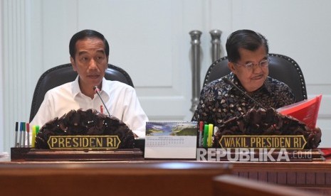 Presiden Joko Widodo (kiri) didampingi Wakil Presiden Jusuf Kalla (kanan) memimpin rapat terbatas di Kantor Presiden, Jakarta, Selasa (19/3/2019).