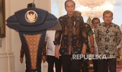 Presiden Joko Widodo (kiri) didampingi Wakil Presiden Jusuf Kalla (kanan) bersiap menyampaikan keterangan terkait kerusuhan pascapengumunan hasil pemilu 2019 di Istana Merdeka, Jakarta, Rabu (22/5/2019).