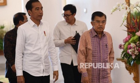 Presiden Joko Widodo (kiri) didampingi Wakil Presiden Jusuf Kalla (kanan) bersiap memimpin Sidang Kabinet Paripurna di Istana Bogor, Jawa Barat, Senin (8/7/2019). Pada Sidang Kabinet Paripurna tersebut presiden mengajak para pemangku kepentingan untuk menyelesaikan program kerja yang belum tuntas, menaikkan neraca perdagangan serta meningkatkan investasi. 