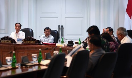 Presiden Joko Widodo (kiri) didampingi Wakil Presiden Jusuf Kalla (kedua kiri) memimpin rapat kabinet terbatas di Kantor Presiden Jakarta, Senin (15/7/2019). 