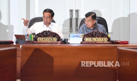 Presiden Joko Widodo (kiri) didampingi Wakil Presiden Jusuf Kalla (kanan) memimpin rapat terbatas di Kantor Presiden, Jakarta, Selasa (16/7/2019). 