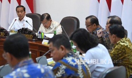 Presiden Joko Widodo (kiri) didampingi Wakil Presiden Jusuf Kalla (kedua kiri) memimpin rapat kabinet terbatas di Kantor Presiden, Jakarta, Senin (12/8/2019). Rapat kabinet terbatas tersebut membahas evaluasi pelaksanaan mandatori biodiesel. 