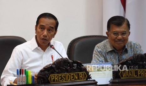 Presiden Joko Widodo (kiri) didampingi Wakil Presiden Jusuf Kalla (kanan) memimpin rapat kabinet terbatas di Kantor Presiden, Jakarta, Selasa (13/8/2019).