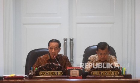 Presiden Joko Widodo (kiri) didampingi Wakil Presiden Jusuf Kalla (kanan)