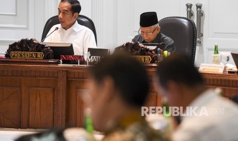 Presiden Joko Widodo (kiri). Indeks inklusi keuangan Indonesia masih cukup tertinggal dibandingkan negara tetangga