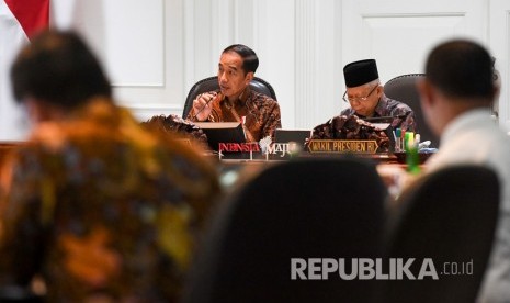 Presiden Joko Widodo (kiri) didampingi Wakil Presiden Maruf Amin (kanan) memimpin rapat terbatas (ratas) tentang peningkatan peringkat pariwisata Indonesia di Kantor Presiden, Jakarta, Senin (17/2/2020).