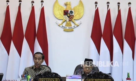 Presiden Joko Widodo (kiri) didampingi Wakil Presiden Maruf Amin (kanan) memimpin rapat terbatas tentang program dan kegiatan bidang politik, hukum dan keamanan di Kantor Presiden, Jakarta, Kamis (31/10/2019).