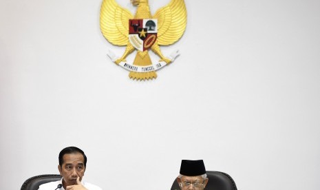 Presiden Joko Widodo (kiri) didampingi Wakil Presiden Maruf Amin (kanan) 