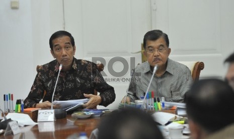  Presiden Joko Widodo (kiri) didampingi Wapres Jusuf Kalla memimpin rapat dengan Dirjen Penyelenggara Haji dan Umrah Kementerian Agama di Istana Bogor, Jawa Barat, Senin (16/2).