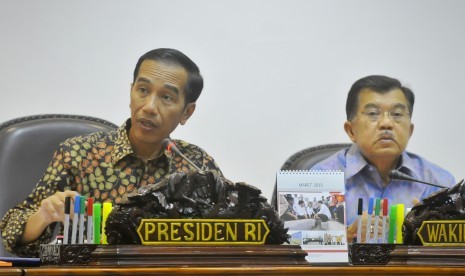 Presiden Joko Widodo (kiri) didampingi Wapres Jusuf Kalla (kanan) memimpin Rapat Terbatas bidang Pertahanan dan Keamanan, di Kantor Kepresidenan Jakarta, Selasa (17/3).