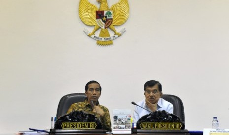 Presiden Joko Widodo (kiri) didampingi Wapres Jusuf Kalla (kanan) memimpin jalannya rapat terbatas kabinet di Kantor Presiden, Jakarta, Rabu (20/5). 