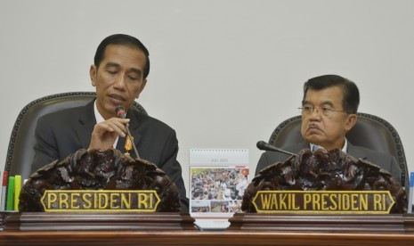 Presiden Joko Widodo (kiri) didampingi Wapres Jusuf Kalla (kanan) memimpin rapat terbatas membahas otonomi daerah di Kantor Kepresidenan, Jakarta, Rabu (8/7). 