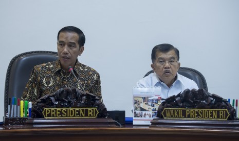 Presiden Joko Widodo (kiri) didampingi Wapres Jusuf Kalla (kanan) memimpin rapat kabinet terbatas bidang ekonomi di Kantor Kepresidenan, Jakarta, Rabu (16/9). 