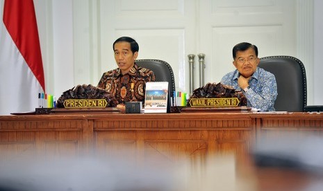 Presiden Joko Widodo (kiri) didampingi Wapres Jusuf Kalla (kanan) memimpin Rapat Terbatas membahas persiapan pelaksanaan Asian Games ke-18 Tahun 2018 di Kantor Kepresidenan, Jakarta, Jumat (11/12).