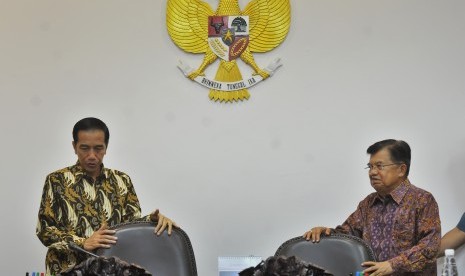 Presiden Joko Widodo (kiri) didampingi Wapres Jusuf Kalla (kanan) memimpin rapat terbatas membahas penanganan radikalisme ISIS, di Kantor Presiden, Jakarta, Rabu (16/12).