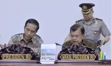 Presiden Joko Widodo (kiri) didampingi Wapres Jusuf Kalla (kanan) memimpin Rapat Kabinet Terbatas membahas masalah waktu bongkar muat di pelabuhan (dwelling time) di Kantor Kepresidenan, Jakarta, Selasa (22/12). 