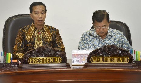 Presiden Joko Widodo (kiri) didampingi Wapres Jusuf Kalla (kanan) memimpin Rapat Terbatas Kabinet membahas kerangka kerja konvensi tentang pengendalian tembakau, Jakarta, Selasa (14/6).