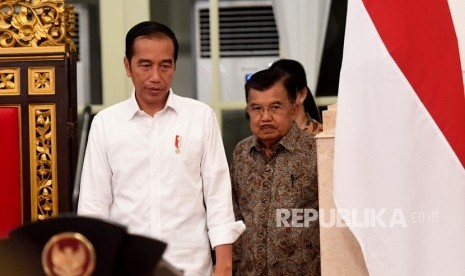 Presiden Joko Widodo (kiri) didampingi Wapres Jusuf Kalla (kanan) bersiap memimpin Sidang Kabinet Paripurna di Istana Negara, Jakarta, Senin (5/8/2019).