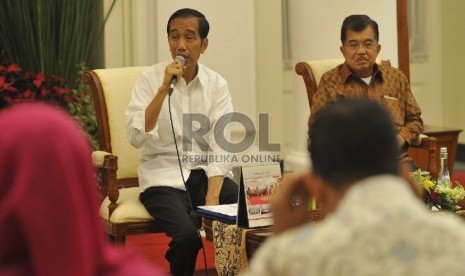 Presiden Joko Widodo (kiri) didampingi Wapres Jusuf Kalla memimpin rapat kabinet di Istana Bogor, Jawa Barat, Senin (16/2).