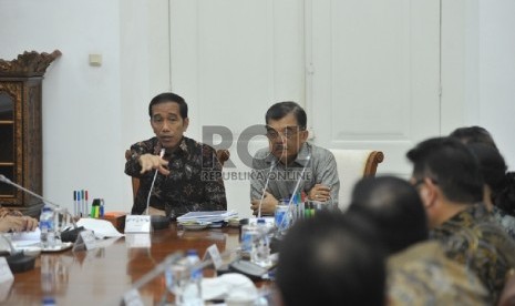 Presiden Joko Widodo (kiri) didampingi Wapres Jusuf Kalla memimpin rapat dengan Dirjen Penyelenggara Haji dan Umrah Kementerian Agama di Istana Bogor, Jawa Barat, Senin (16/2). 