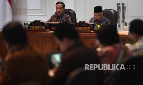 Presiden Joko Widodo (kiri) didampingi Wapres Ma