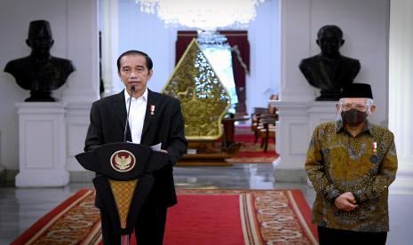 Presiden Joko Widodo (kiri) didampingi Wapres Maruf Amin menyampaikan pernyataan pers di Istana Merdeka, Jakarta, Sabtu (31/10).