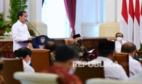 Presiden Joko Widodo (kiri) didampingi Wapres Ma