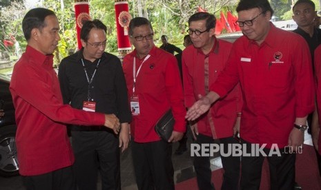 Presiden Joko Widodo (kiri) disambut oleh Panitia Pengarah Rakernas PDIP Prananda Prabowo (kedua kiri), Sekjen DPP PDIP Hasto Kristiyanto (ketiga kiri), Menteri Hukum dan HAM yang juga kader PDIP Yasonna Laoly (kedua kanan) dan Menteri Dalam Negeri yang juga kader PDIP Tjahjo Kumolo (kanan) dalam pembukaan Rakernas III PDIP di Sanur, Bali, Jumat (23/2). 