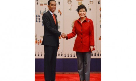 Presiden Joko Widodo (kiri) disambut Presiden Korea Selatan Park Geun-hye setibanya di istana kepresidenan di Blue House di Seoul, South Korea, Senin (16/5).