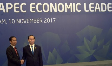 Presiden Joko Widodo (kiri) disambut Presiden Vietnam Tran Dai Quang (kanan) saat akan melakukan dialog antara pimpinan negara ekonomi dengan APEC Business Advisory Council (ABAC) di Da Nang, Vietnam, Jumat (10/11).