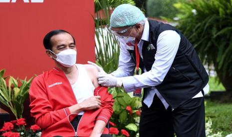 Presiden Joko Widodo (kiri) disuntik dosis kedua vaksin COVID-19 produksi Sinovac oleh vaksinator Wakil Ketua Dokter Kepresidenan Prof Abdul Mutalib di halaman tengah Istana Merdeka, Jakarta, Rabu (27/1/2021). Penyuntikan dosis kedua vaksin COVID-19 ke Presiden Joko Widodo tersebut sebagai lanjutan vaksinasi COVID-19 tahap pertama 13 Januari 2021 