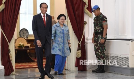 Presiden Joko Widodo (kiri) dan Megawati Soekarnoputri (kedua kanan).