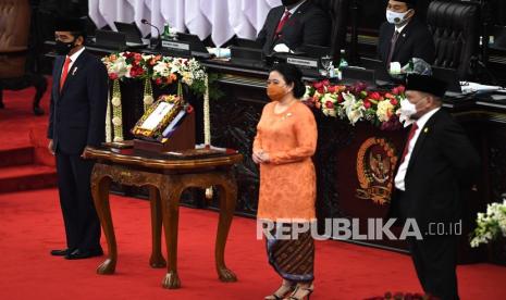 Presiden Joko Widodo (kiri), Ketua DPR Puan Maharani dan Ketua DPD La Nyalla Mattalitti berfoto usai penyerahan RUU tentang APBN tahun anggaran 2021 beserta nota keuangan dan dokumen pendukungnya pada pembukaan masa persidangan I DPR tahun 2020-2021 di Kompleks Parlemen, Senayan, Jakarta, Jumat (14/8/2020).